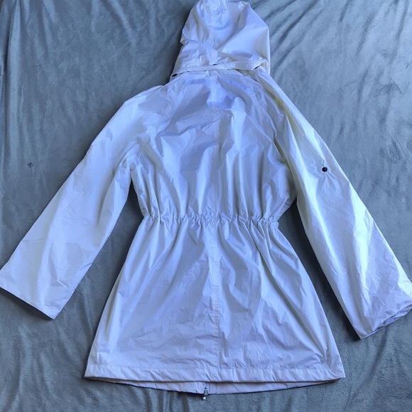 White anatomie designer fall jacket… small mark on back of hood